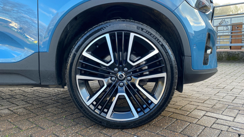 Volvo XC40 2.0 B3P Ultra Dark 5dr Auto Petrol Estate